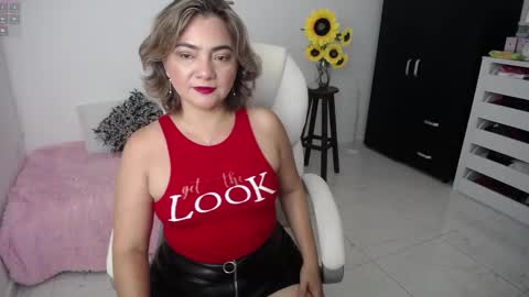Snapshot of rebeca_milf chatting on February 11, 11:42 am REBECA online show from February 11, 11:42 am