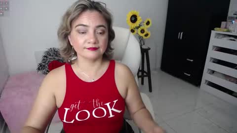 Snapshot of rebeca_milf chatting on February 14, 11:10 am REBECA online show from February 14, 11:10 am