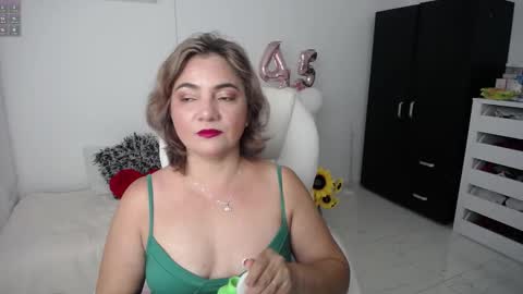 Snapshot of rebeca_milf chatting on January 24, 11:23 pm REBECA online show from January 24, 11:23 pm