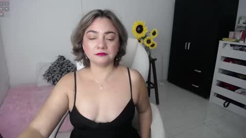 Snapshot of rebeca_milf chatting on February 18, 11:33 am REBECA online show from February 18, 11:33 am