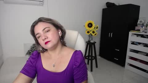 Snapshot of rebeca_milf chatting on March 7, 12:01 pm REBECA online show from March 7, 12:01 pm