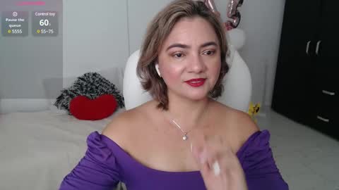 Snapshot of rebeca_milf chatting on January 28, 12:00 pm REBECA online show from January 28, 12:00 pm