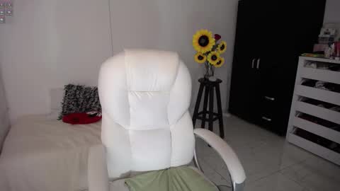 Snapshot of rebeca_milf chatting on March 9, 1:04 am REBECA online show from March 9, 1:04 am