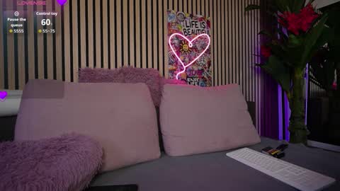 Your favorite couple online show from February 25, 6:56 am