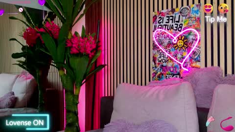 Your favorite couple online show from April 10, 6:30 am