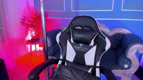     online show from February 25, 11:20 am