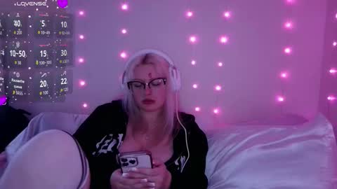 reiannmay online show from March 9, 7:00 am