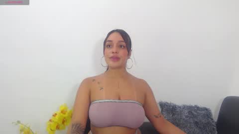 renatabrownn28 online show from June 1, 6:20 pm