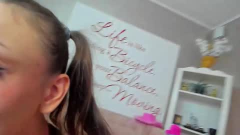 Snapshot of reynathevixen chatting on September 25, 5:11 pm online show from September 25, 5:11 pm