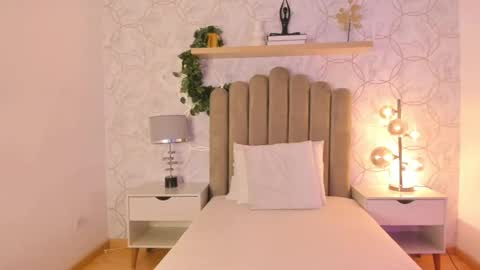 Snapshot of roma_love_ chatting on December 6, 1:00 pm online show from December 6, 1:00 pm