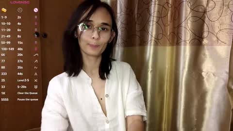 Snapshot of ronihysell chatting on October 20, 2:20 pm Kira online show from October 20, 2:20 pm