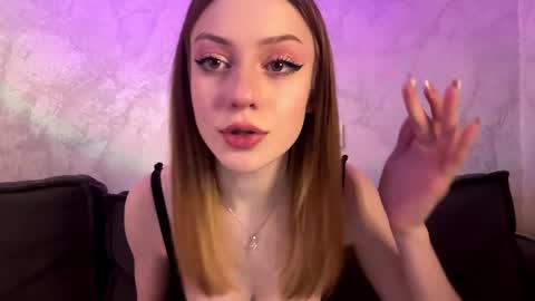 rosaliehue online show from April 24, 8:11 pm