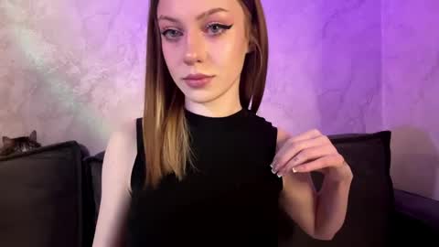 rosaliehue online show from April 23, 8:00 pm