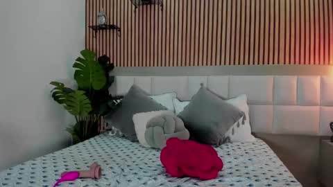 roseaurora online show from November 27, 2:42 pm