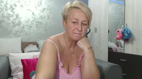 Lovepinklilly online show from April 20, 6:11 pm