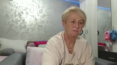 Lovepinklilly online show from April 22, 6:05 pm