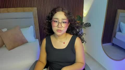 rossie_lanie_ online show from April 22, 7:55 pm
