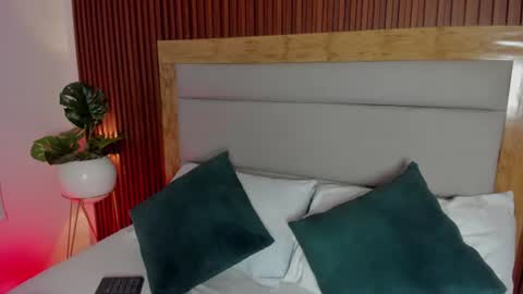 rossie_lanie_ online show from June 12, 7:33 pm
