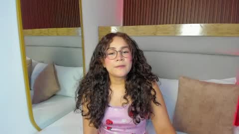 rossie_lanie_ online show from April 18, 7:29 pm