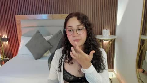 rossie_lanie_ online show from April 7, 7:49 pm