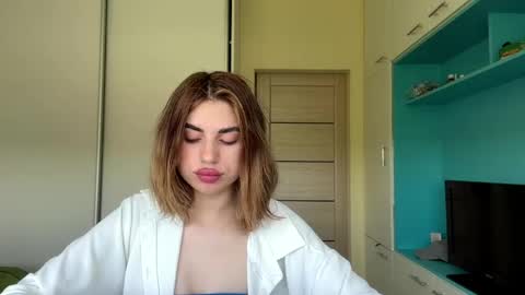Mia online show from May 19, 10:22 am