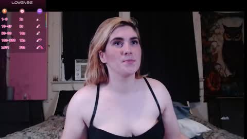 Snapshot of roxanneroulette chatting on October 19, 3:52 am Silver online show from October 19, 3:52 am