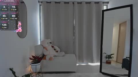 Snapshot of roxie_gates chatting on September 30, 5:51 pm R O X I E online show from September 30, 5:51 pm