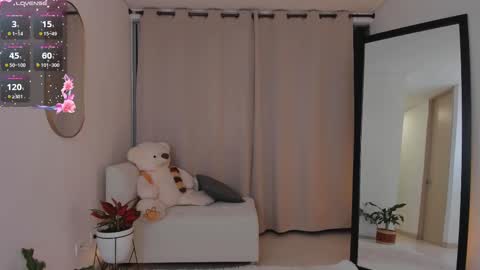 Snapshot of roxie_gates chatting on October 4, 12:49 am R O X I E online show from October 4, 12:49 am