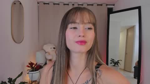 Snapshot of roxie_gates chatting on October 13, 2:25 am R O X I E online show from October 13, 2:25 am