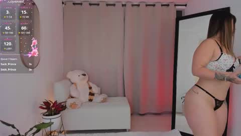 Snapshot of roxie_gates chatting on October 15, 2:36 am R O X I E online show from October 15, 2:36 am