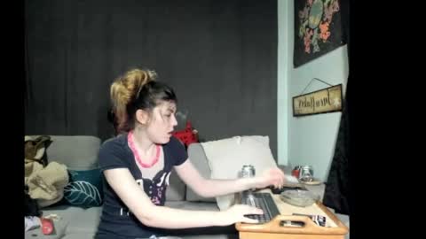 roxihazeleyes online show from June 8, 12:39 am