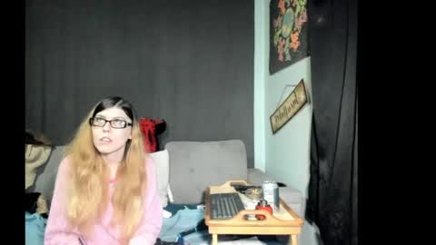 roxihazeleyes online show from April 22, 5:15 am