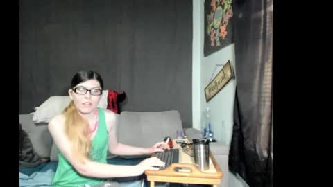 roxihazeleyes online show from April 25, 1:36 pm