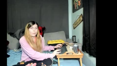 roxihazeleyes online show from March 26, 12:13 am