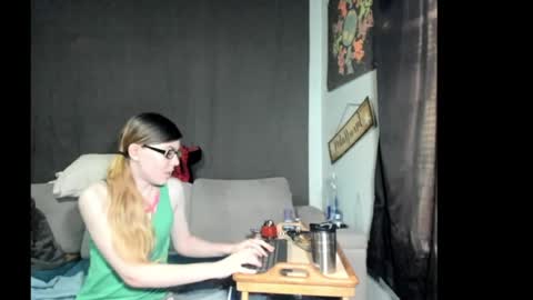 roxihazeleyes online show from April 25, 1:41 pm