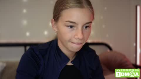 Snapshot of roxxxie_reid chatting on October 18, 8:32 pm Roxieex ABBY online show from October 18, 8:32 pm