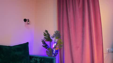 Snapshot of roxy_riot_ chatting on February 3, 1:19 am roxy_riot_ online show from February 3, 1:19 am