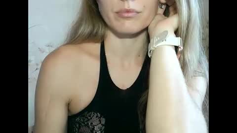 Snapshot of roxyfox18x01 chatting on October 20, 7:00 am roxyfox18x01 online show from October 20, 7:00 am