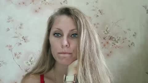 Snapshot of roxyfox18x01 chatting on October 9, 7:12 am roxyfox18x01 online show from October 9, 7:12 am