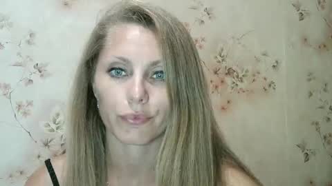 Snapshot of roxyfox18x01 chatting on September 19, 7:46 pm roxyfox18x01 online show from September 19, 7:46 pm