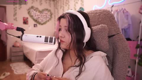 roxysuh online show from April 18, 8:28 am