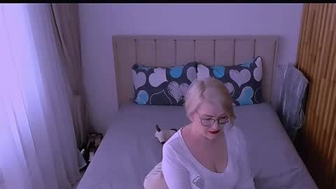 Sabrina MacMarren online show from April 16, 1:22 pm