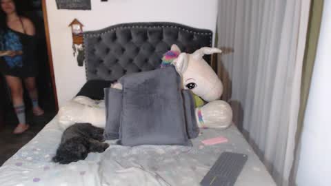 yenny online show from April 9, 6:19 am