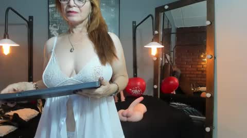 Snapshot of samantha_mature56 chatting on February 14, 9:45 am Sam online show from February 14, 9:45 am