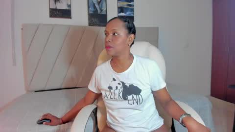 samaraa_smith1 online show from April 27, 12:13 pm