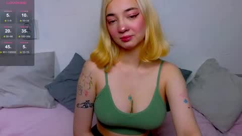 Snapshot of sandra_bell_ chatting on October 20, 6:49 am Sandra online show from October 20, 6:49 am