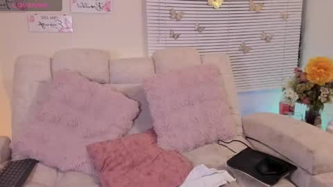 Sara Crowe online show from April 26, 7:28 am