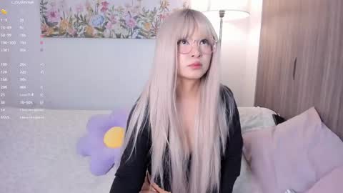 Snapshot of sara_kim_ chatting on October 18, 12:25 am Sara new account give me thomb up Follow me help me reach 15k followers again online show from October 18, 12:25 am