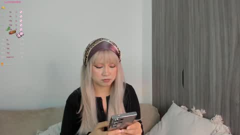 Snapshot of sara_kim_ chatting on January 25, 1:43 am Sara new account give me thomb up Follow me help me reach 15k followers again online show from January 25, 1:43 am