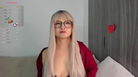 Snapshot of sara_kim_ chatting on February 25, 12:47 am Sara new account give me thomb up Follow me help me reach 15k followers again online show from February 25, 12:47 am